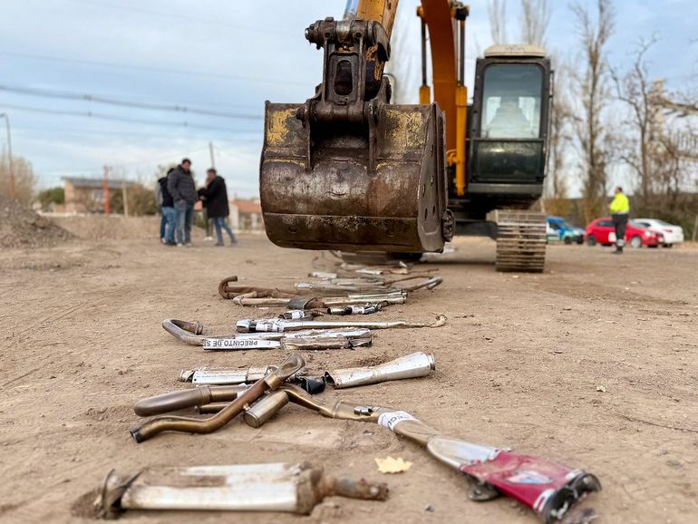 En Cipolletti como en otras ciudades del Alto Valle, el municipio dispuso la destrucción de caños de escapes ruidosos sacados de circulación. 