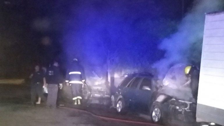 El incendio de los vehículos ocurrió en una casa del barrio Almirante Brown.
