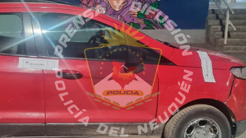 persecucion durante 40 cuadras: huyeron en camioneta y en el trayecto lanzaron cubiertas robadas