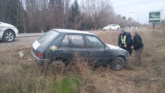 Casi se le prende fuego el auto mientras circulaba por la Ruta 151