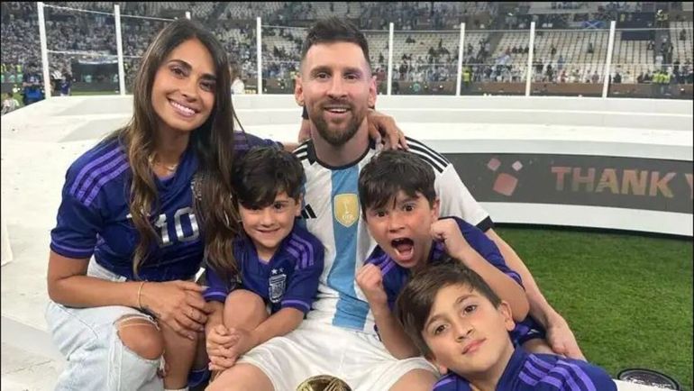 Lionel Messi y Antonela Roccuzzo junto a Thiago