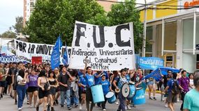 Urge un aumento del monto que abona Nación por las becas Progresar. Los estudiantes de la UNCo incluyen este reclamo entre las demandas que levantarán en la próxima Marcha Federal Universitaria, a concretarse el martes 12 de mayo. | LMCipolletti.com Urge un aumento del monto que abona Nación por las becas Progresar. Los estudiantes de la UNCo incluyen este reclamo entre las demandas que levantarán en la próxima Marcha Federal Universitaria, a concretarse el martes 12 de mayo.