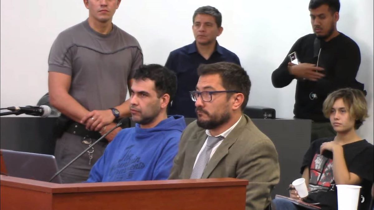 Cristian Vallejos, el acusado (de azul) junto a su abogado defensor Miguel Ángel Zeballos Díaz&nbsp;