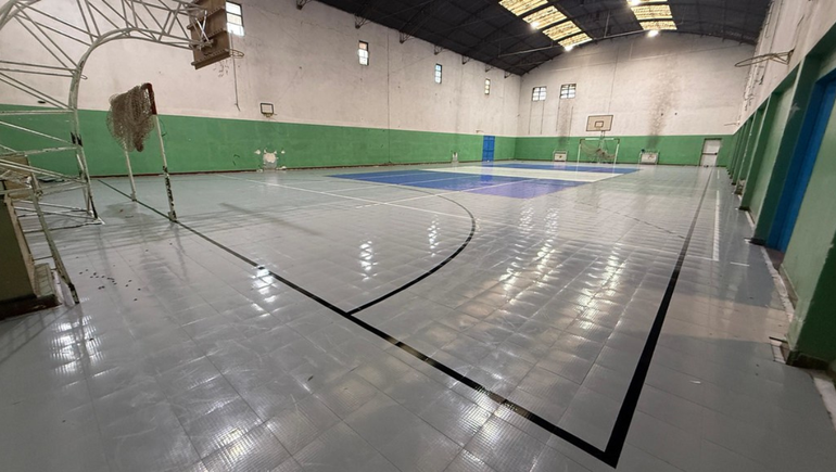 Finalizaron los trabajos de colocación del nuevo piso del Gimnasio N° 2 de Cipolletti. Finalizaron los trabajos de colocación del nuevo piso del Gimnasio N° 2 de Cipolletti.