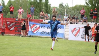 Yoel Juárez, la figura en la goleada de La Amistad sobre el Rojo para seguir con vida. Fotos: Claudio Espinoza