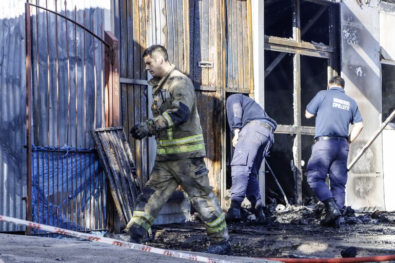 Personal de Bomberos tuvo un arduo trabajo en Ecuador 1750. Foto Anahí Cárdena.