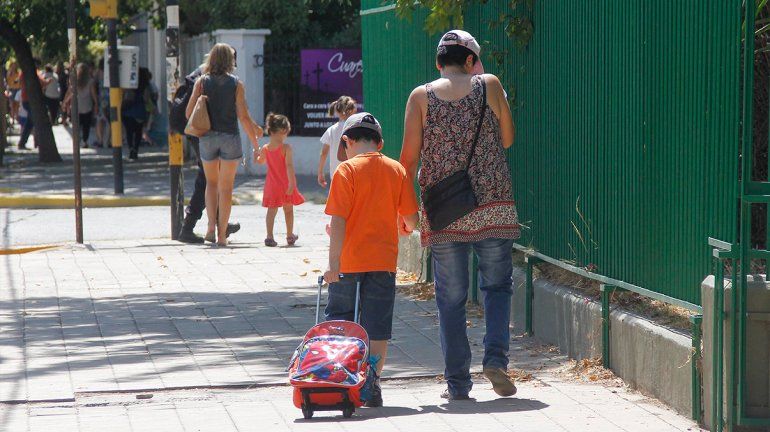 Llegó el día de volver a la escuela, con jornada de dos horas para 18 instituciones cipoleñas