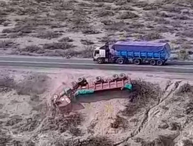 Impresionante vuelco de un camión en Cerro Tres Cruces