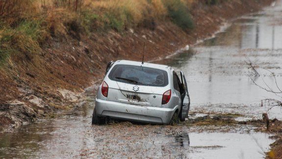 Perdió el control de su auto y terminó adentro de un desagüe