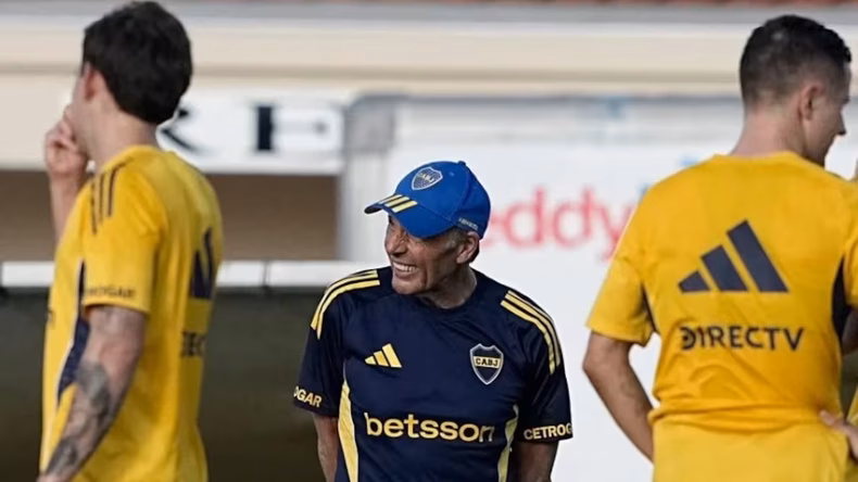 Russo paró un equipo en el entrenamiento de Boca antes de enfrentar a los portugueses.