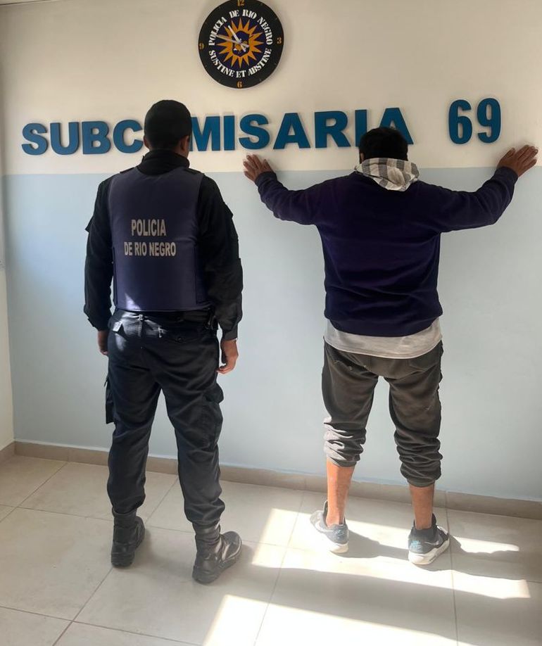 Personal policial logró detener a un hombre por sustraer zapatillas de una vidriera en un comercio de General Roca.