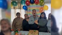 El Loco Pitín en un festejo de cumpleaños junto a sus hermanas.