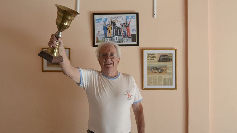 Cuadros, recortes, vivencias... El resumen de su exitosa carrera deportiva, en un rincón de su casa.