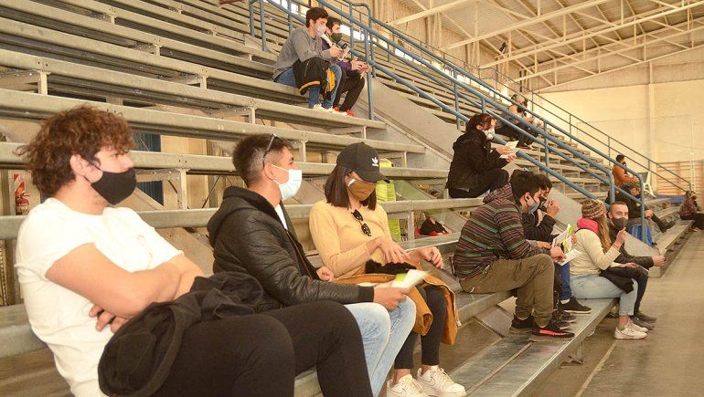 Muchos jóvenes cipoleños se vacunan para recuperar su vida social