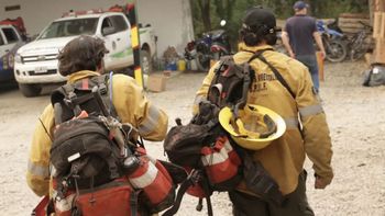 Las lluvias y la baja de la temperatura mejoran las condiciones para la lucha contra el fuego en El Bolsón. 