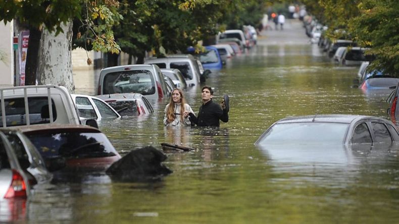 La lluvia no da tregua en Buenos Aires: alerta por granizo, inundaciones y vuelos demorados