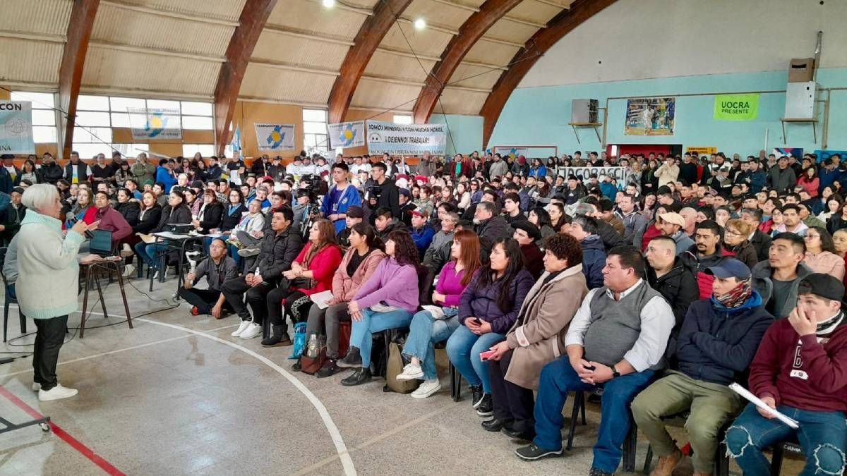 Una imagen del evento en el polideportivo, que se llenó de vecinos en apoyo al proyecto minero.