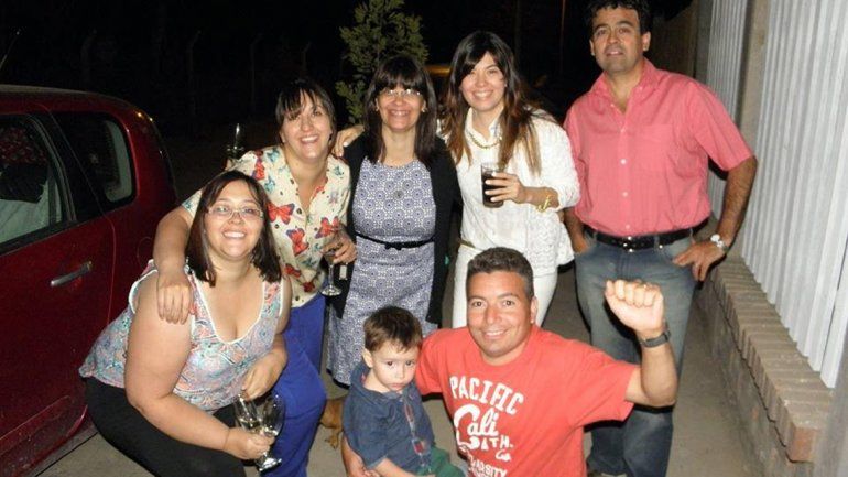 Sandra festejando con sus amigos. 