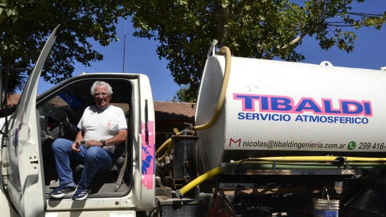 Richi Tibaldi en el camión atmosférico de la empresa familiar. Un grande.