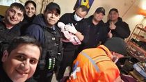 policias recibieron un llamado al 911 y asistieron el parto de un bebe