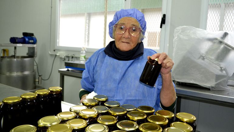 Una de las históricas de Mujeres de Oro en Acción elaborando dulces. Una de las históricas de Mujeres de Oro en Acción elaborando dulces.