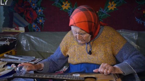 Conocé a la abuela que toca la guitarra con un foco de luz