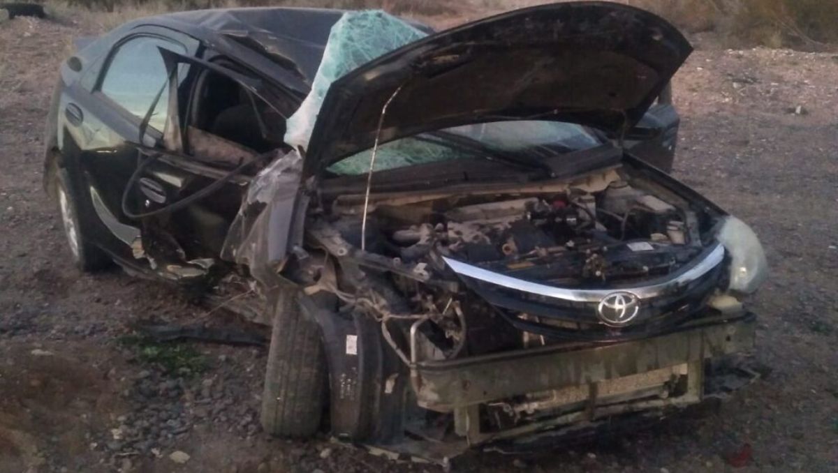 Chocó contra un poste en la ruta y se salvó de milagro