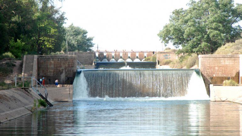 Un neuquino de 24 años se tiró a nadar al canal principal de riego y se ahogó