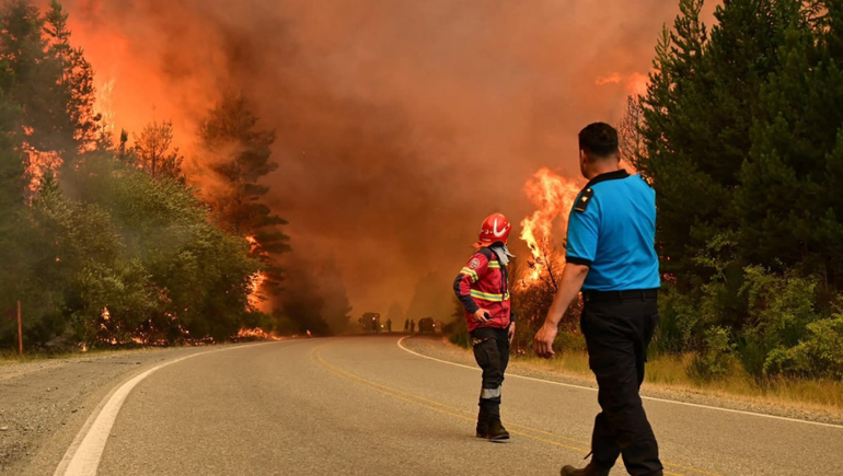 Pucheta relató que observaron a tres personas iniciar tres focos de incendio en el Cañadón Las Arenas en el área del Pedregoso.&nbsp;