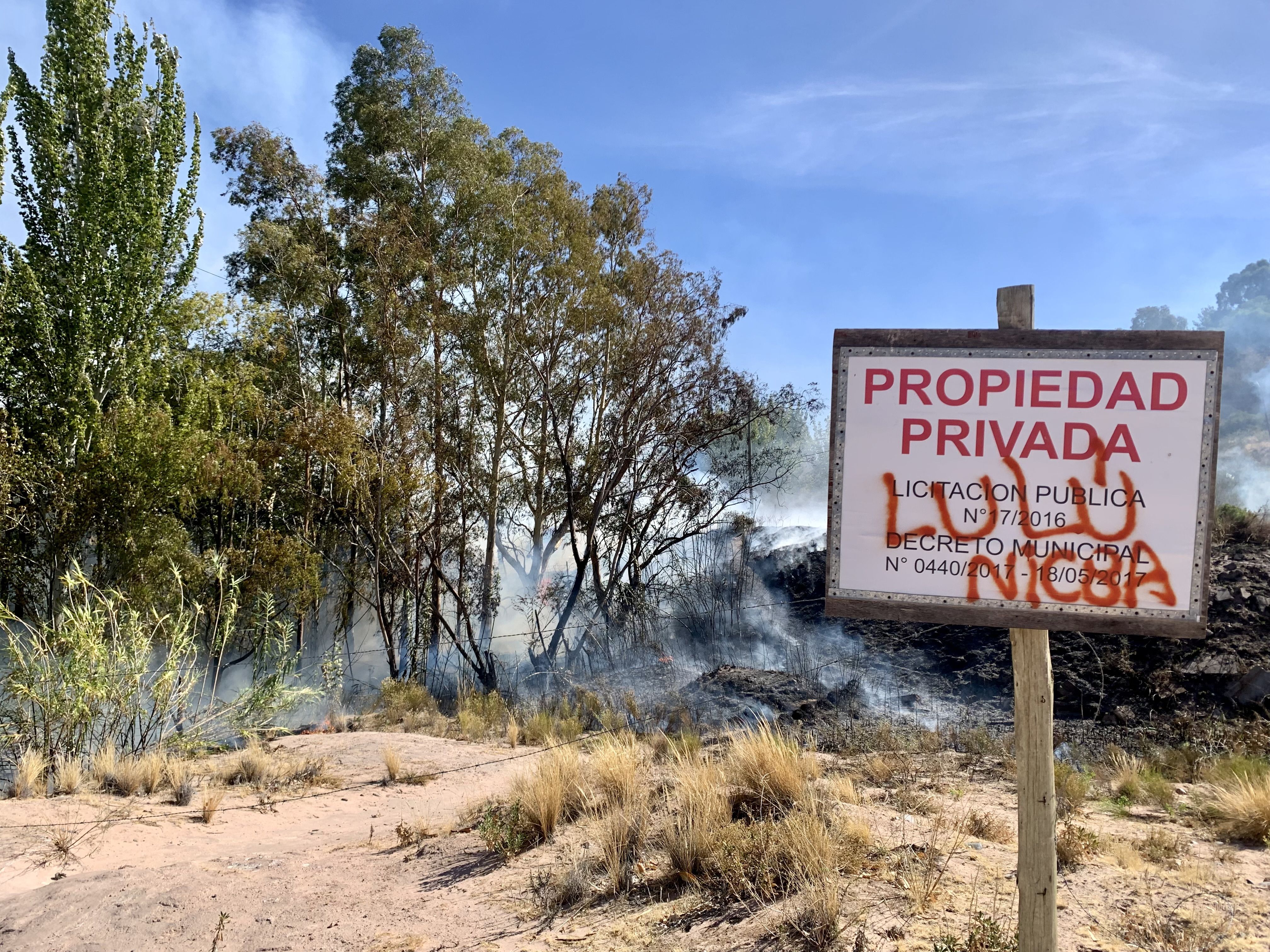 Incendio en un lote puso en peligro las casas del centro neuquino
