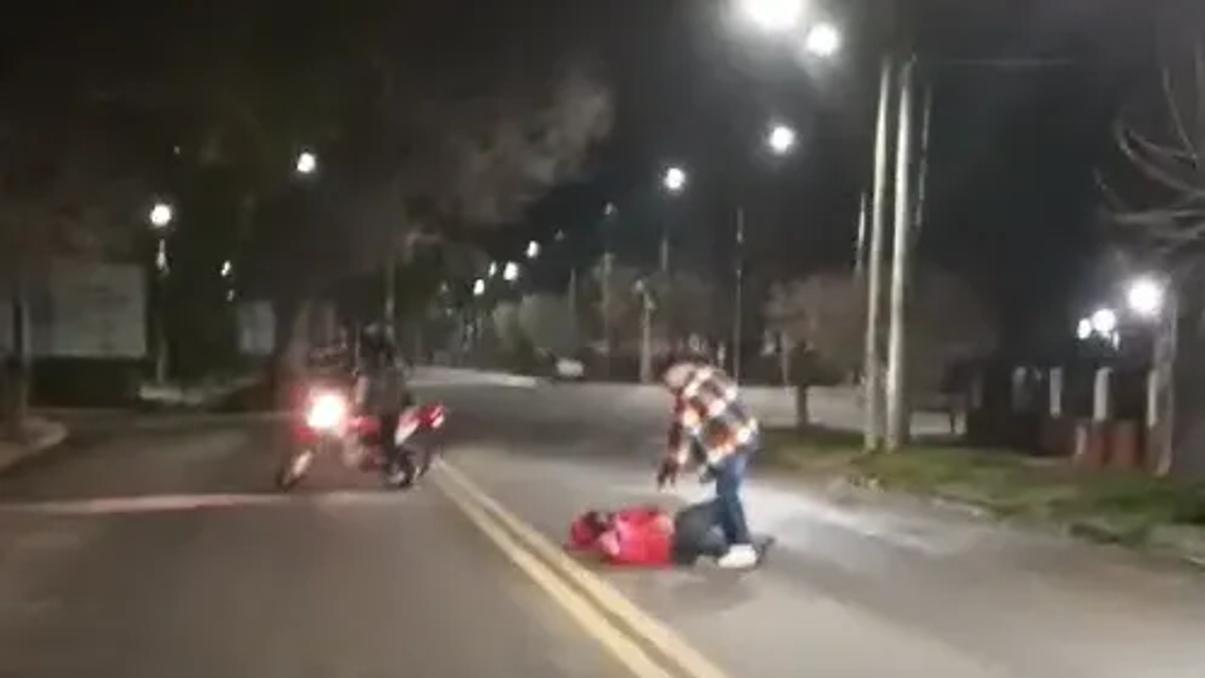 Se viralizó un video del momento que el policía de la PSA dispara al joven motociclista / Foto Captura