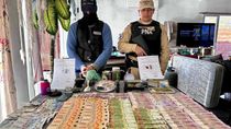 Los efectivos de Prefectura encontraron un notable monto de dinero y drogas. En un plato había cocaína con billetes enrollados. 