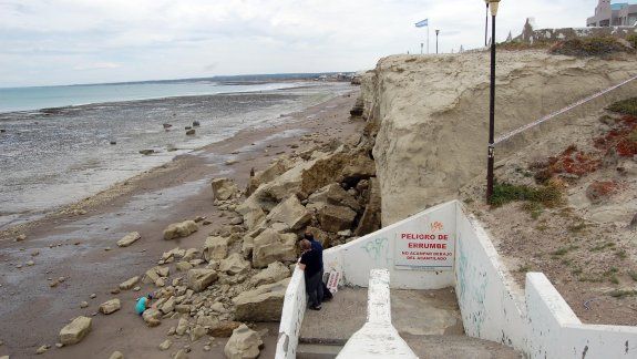 Susto en la playa por el desmoronamiento de un sector del acantilado de Las Grutas