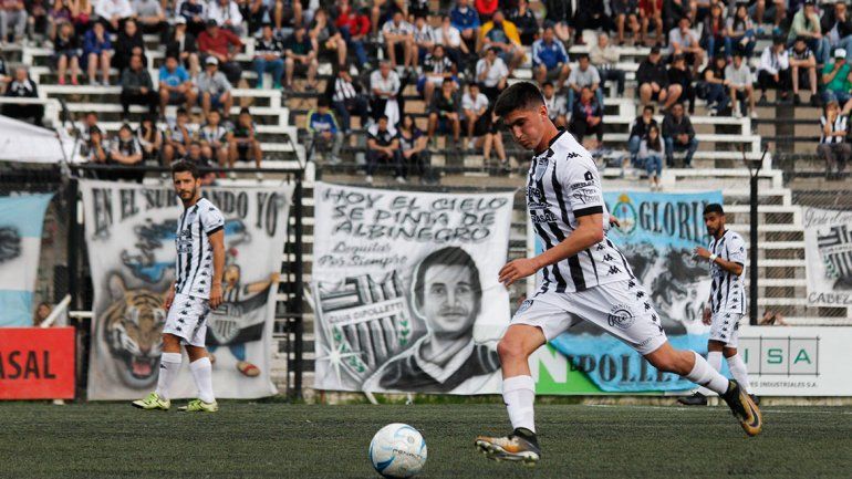 Cipolletti goleó 5-3 a Madryn y salió del fondo