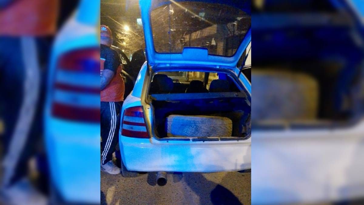 La rueda de auxilio fue encontrada en el baúl del Astra en el que se movilizaba el hombre de 30 años junto a su mujer embarazada y un hijo menor.&nbsp;