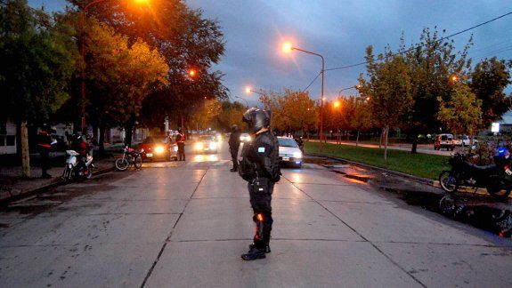 Una inspectora de tránsito resultó lesionada luego de que un automovilista le tirara el vehículo encima.