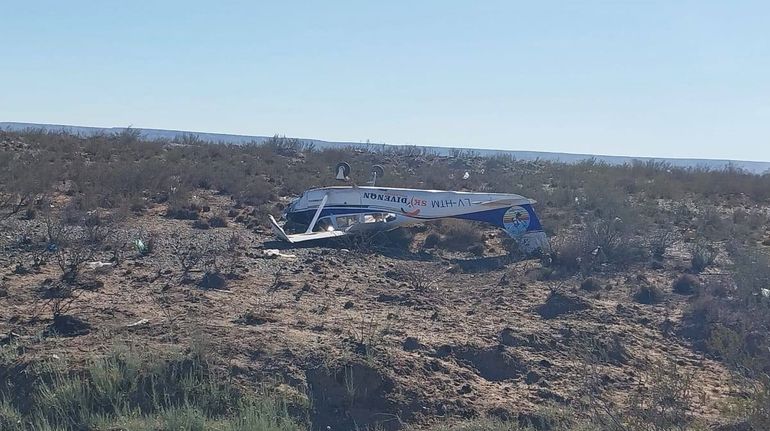 La avioneta terminó volcada fuera de la pista del aeródromo de Allen / Foto El Diario de Allen