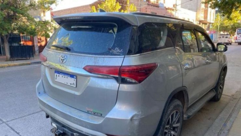 Se confirmó que el vehículo corresponde a la familia de una funcionaria de la Municipalidad de Cipolletti. Se confirmó que el vehículo corresponde a la familia de una funcionaria de la Municipalidad de Cipolletti.