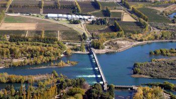 Hay un fallo federal que obliga a sanear el Limay desde la planta Tronador hasta la Isla Jordán. Van por el Neuquén. 