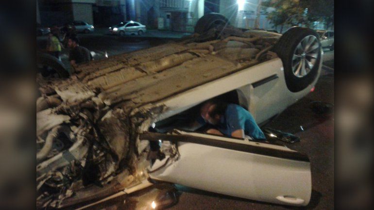 Perdió el control del auto y volcó sobre la Ruta 22