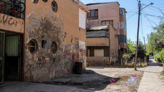 Balearon a un joven mientras paseaba en el auto