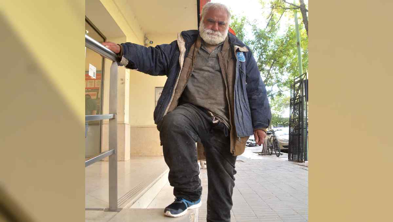 Benito con sus zapas nuevas. Ahora puede caminar tranquilo, sin molestias en sus pies. Antonio Spagnuolo.