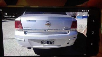 robaron un auto, escaparon, chocaron y lo abandonaron