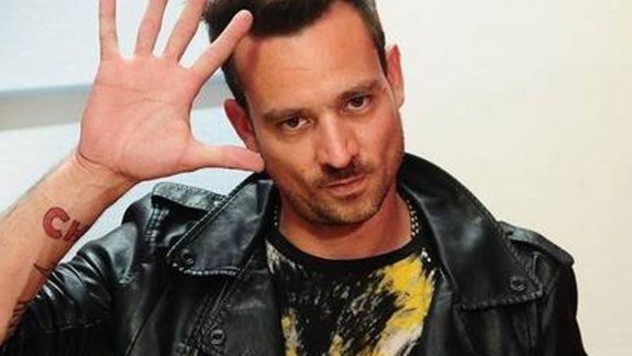 Chano cumplió lo prometido y publicó su número de teléfono