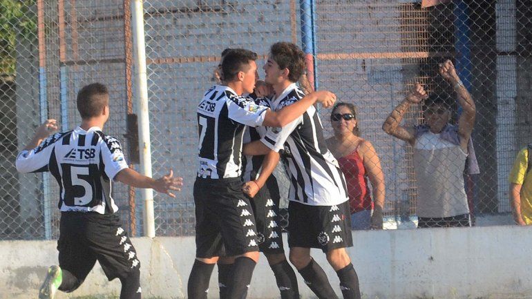 Deportivo Roca organiza el torneo. También juega Regina y Chichinales.