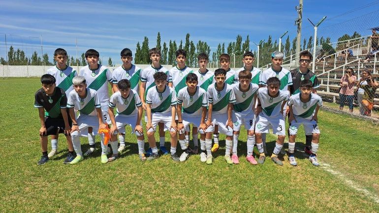 Los compañeros de la 2009 de Matías Luna, posando juntos en la previa al partido. Foto gentileza club Fernández Oro. Los compañeros de la 2009 de Matías Luna, posando juntos en la previa al partido. Foto gentileza club Fernández Oro.