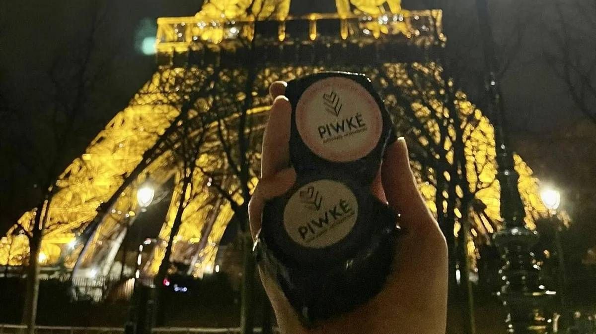 Los alfajores rionegrinos al pie de la emblemática torre Eiffel, símbolo de París.