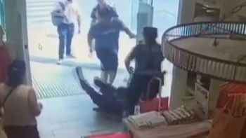 video: brutal ataque a una mujer policia con pinas y patadas