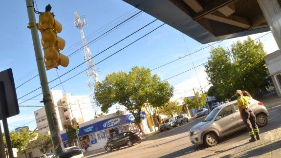 A pisar el freno: instalan otro semáforo en el centro