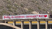 bombero voluntario sorprendio a su novia con una propuesta de matrimonio en un puente
